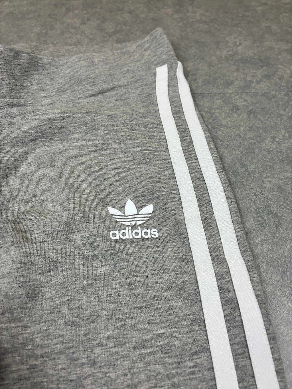 Leggings Adidas grigio con righe bianche - Taglia XS