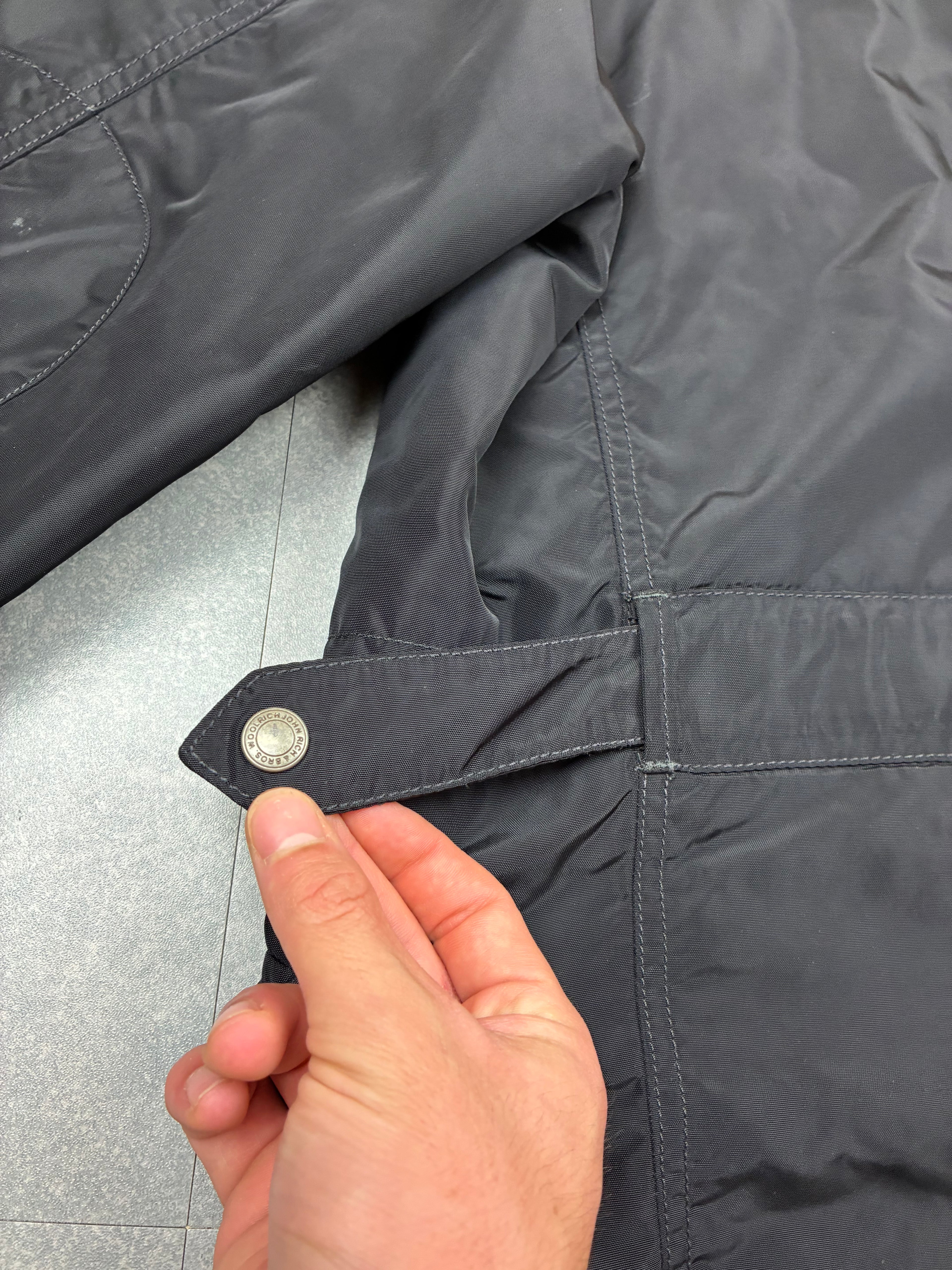 Woolrich John Rich & Bros — Giaccone tecnico Thermolite regolabile, colore nero.