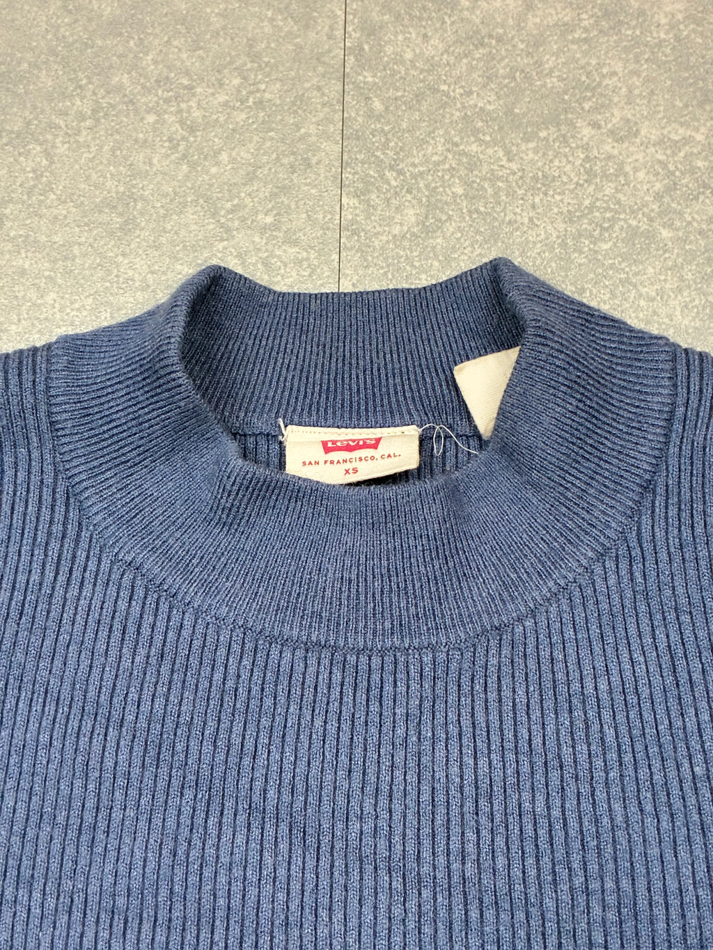 Maglione Levi’s® blu navy a coste con logo rosso — taglia XS