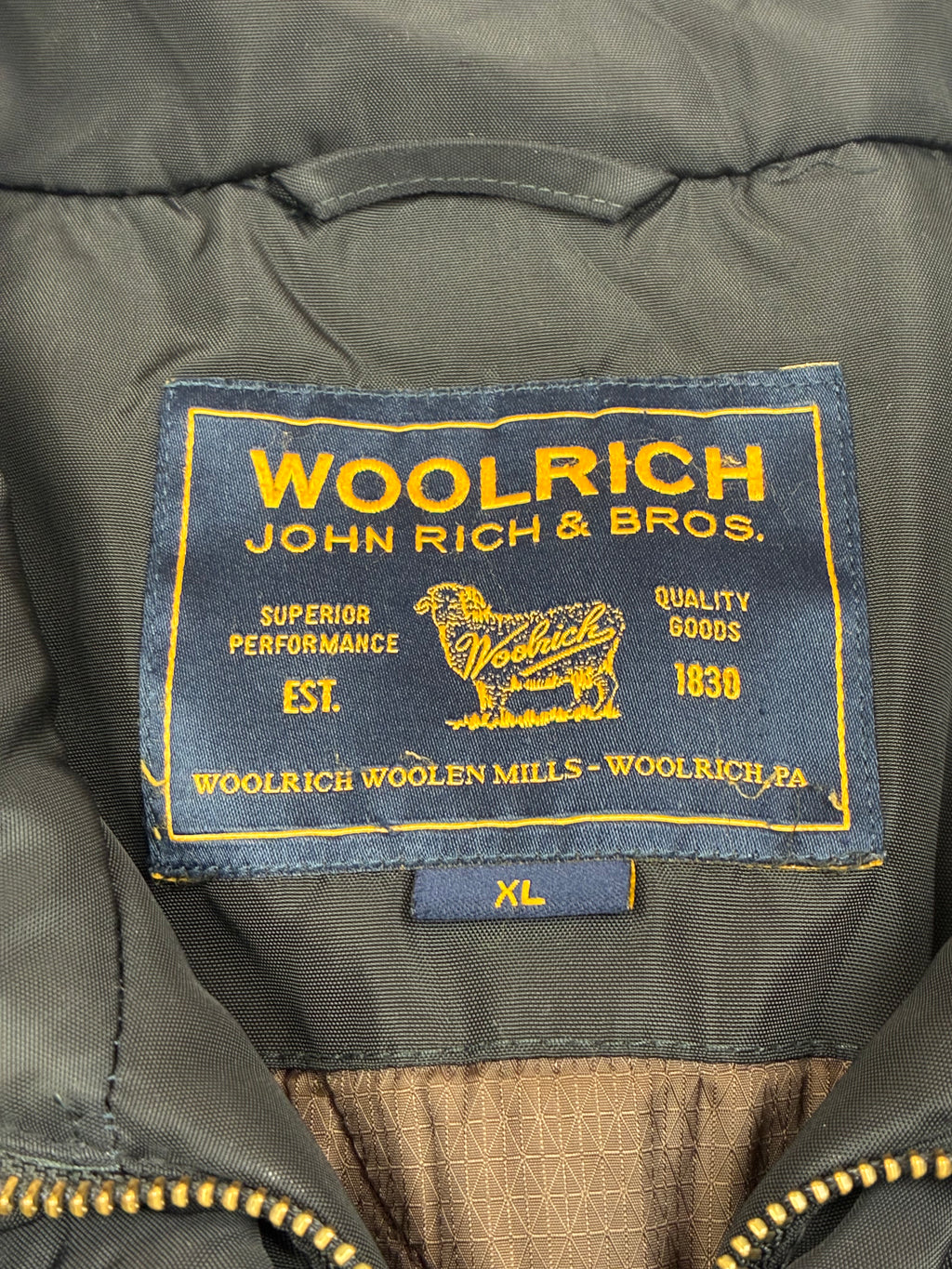Woolrich John Rich & Bros — Giaccone tecnico Thermolite regolabile, colore nero.