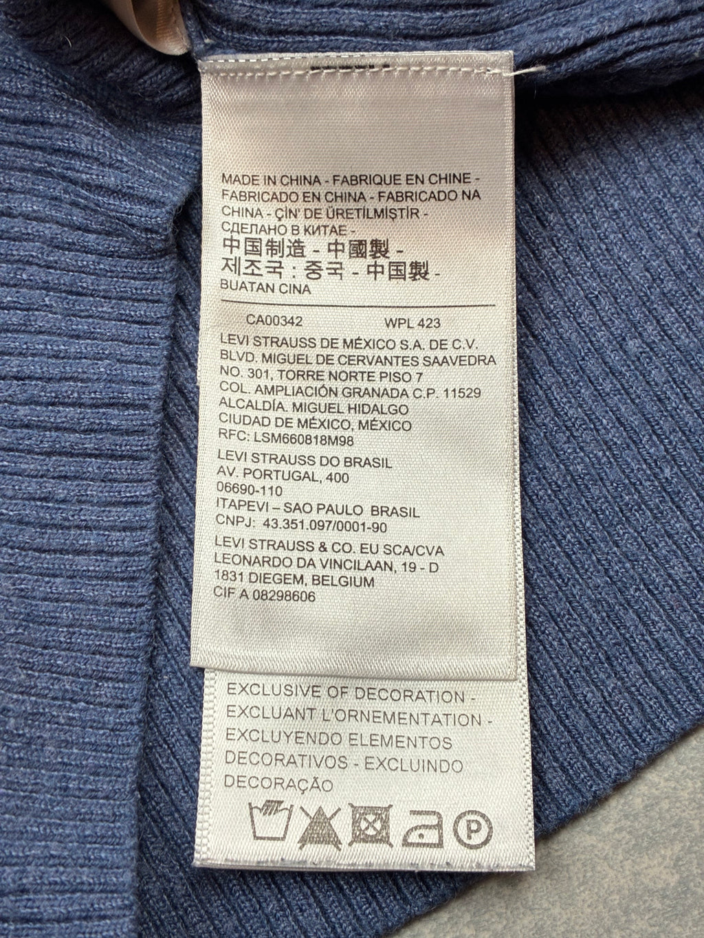 Maglione Levi’s® blu navy a coste con logo rosso — taglia XS