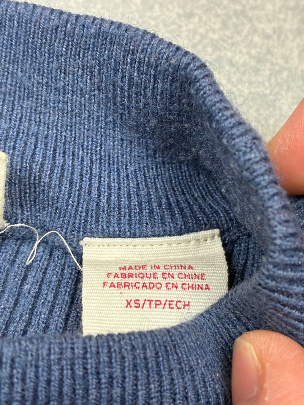 Maglione Levi’s® blu navy a coste con logo rosso — taglia XS