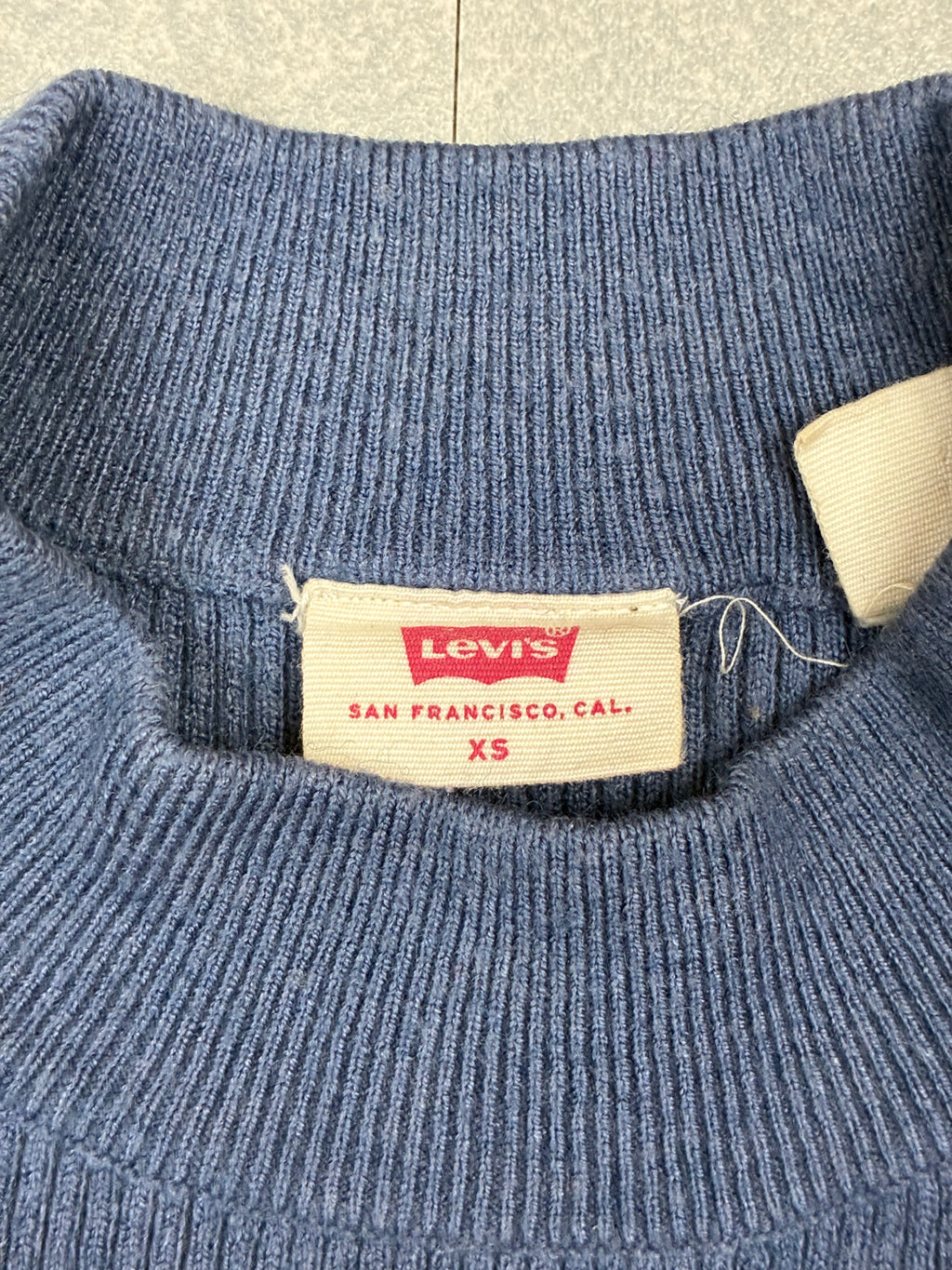 Maglione Levi’s® blu navy a coste con logo rosso — taglia XS