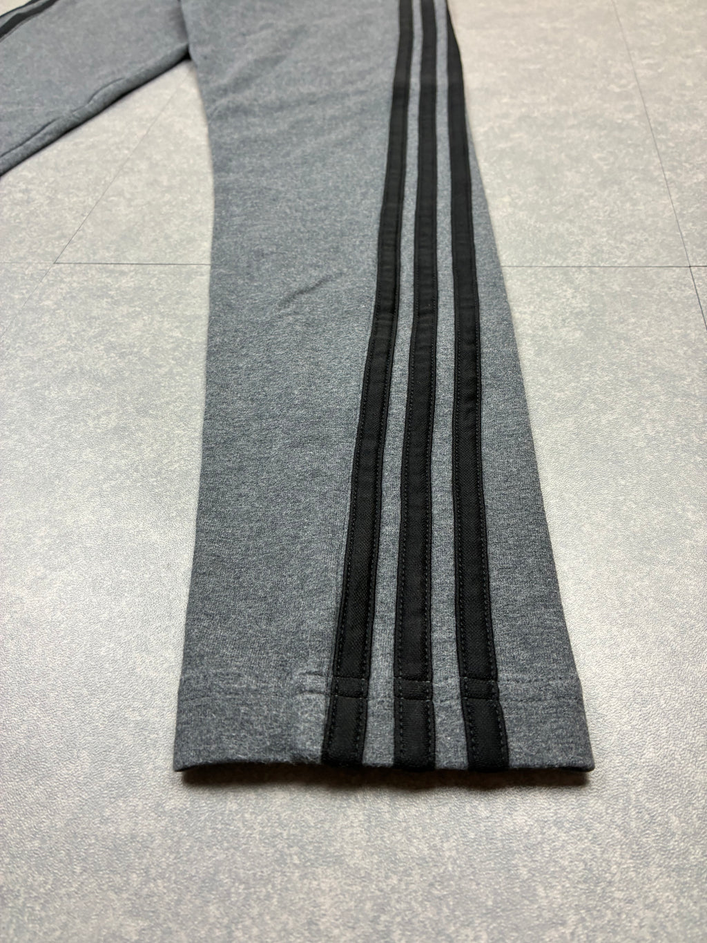 Leggings Adidas grigio scuro con linee nere - Taglia S