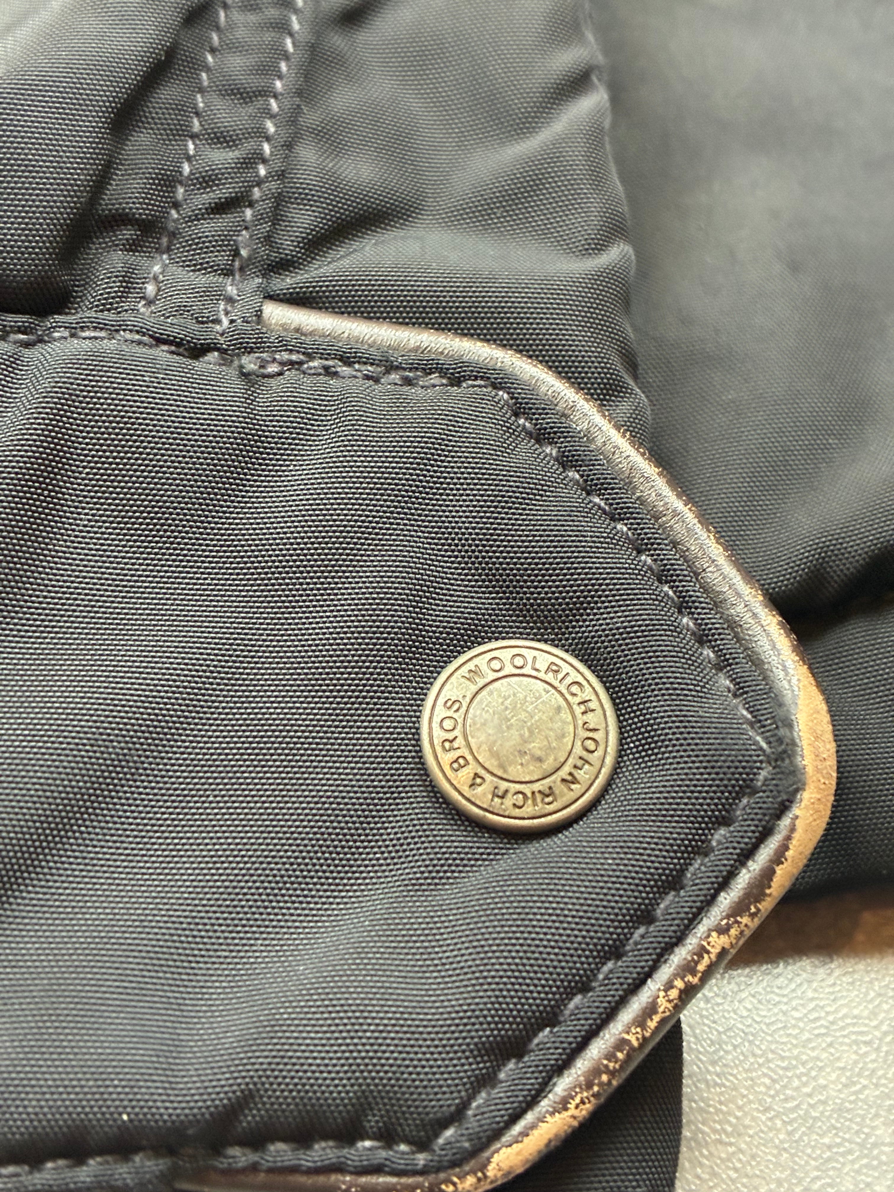 Woolrich John Rich & Bros — Giaccone tecnico Thermolite regolabile, colore nero.