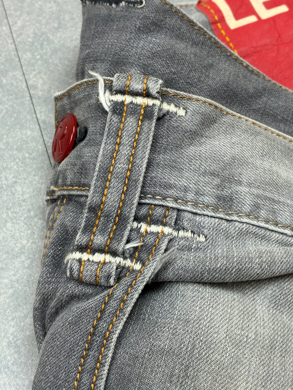 Levi’s R Edition — Jeans Vintage Grigio Sfumato (Raro)
