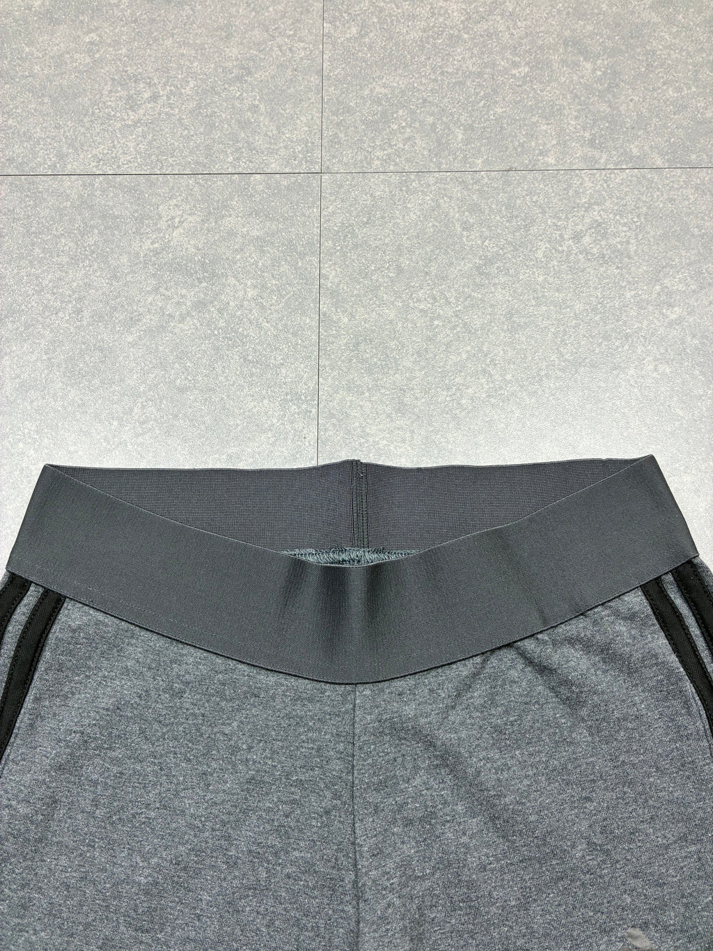 Leggings Adidas grigio scuro con linee nere - Taglia S