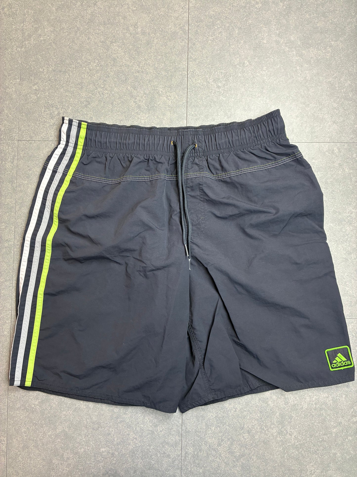 Costume da bagno Adidas blu navy con dettagli fluo – Taglia M