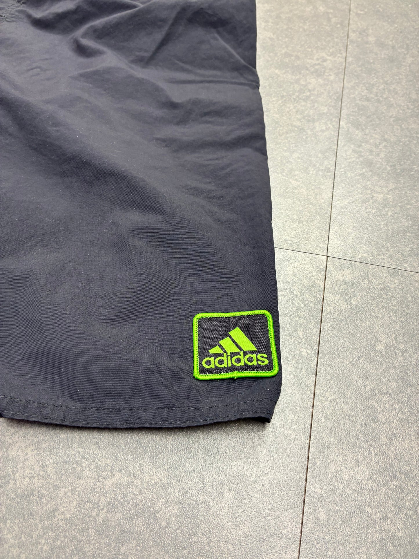 Costume da bagno Adidas blu navy con dettagli fluo – Taglia M