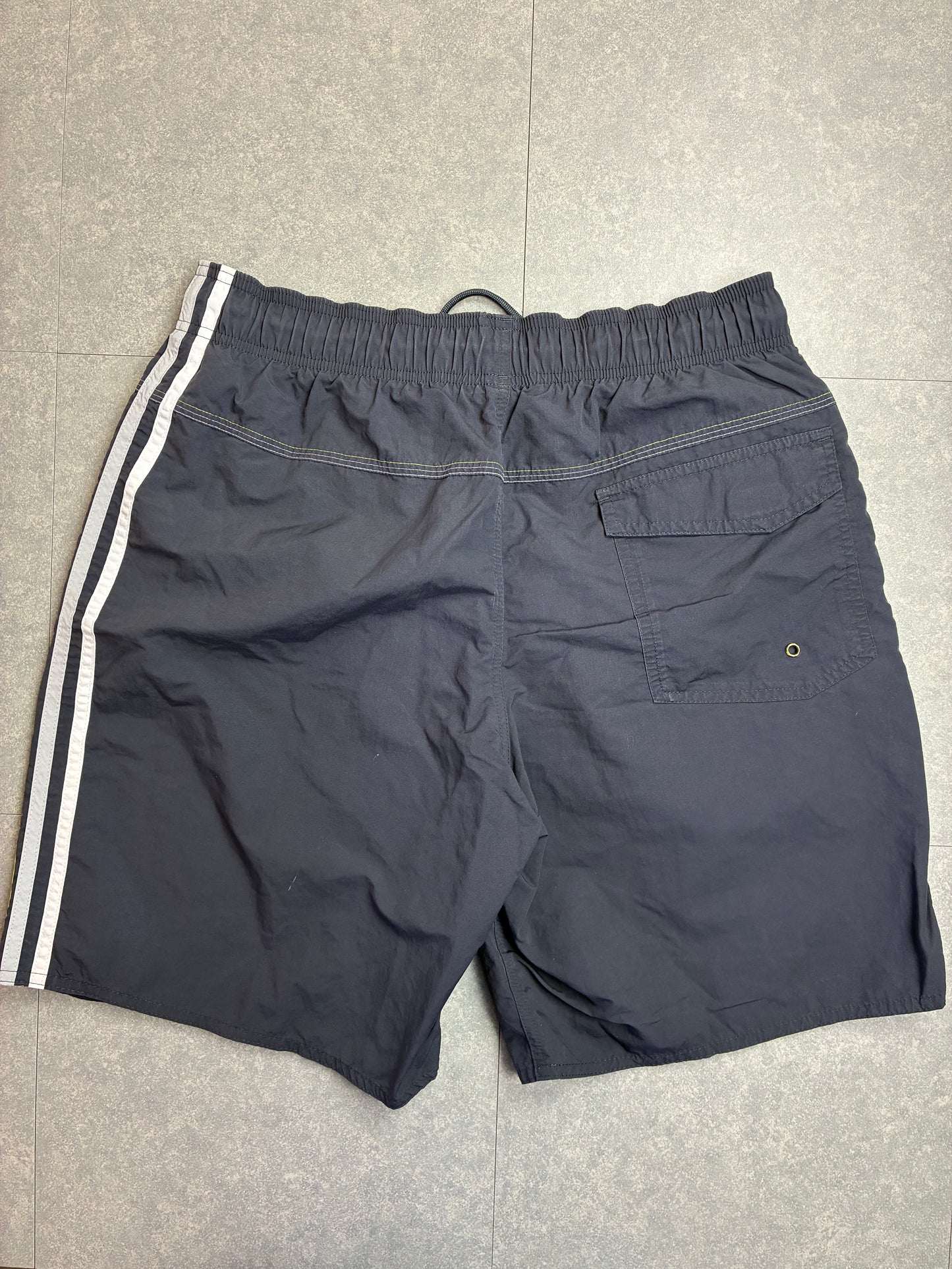 Costume da bagno Adidas blu navy con dettagli fluo – Taglia M