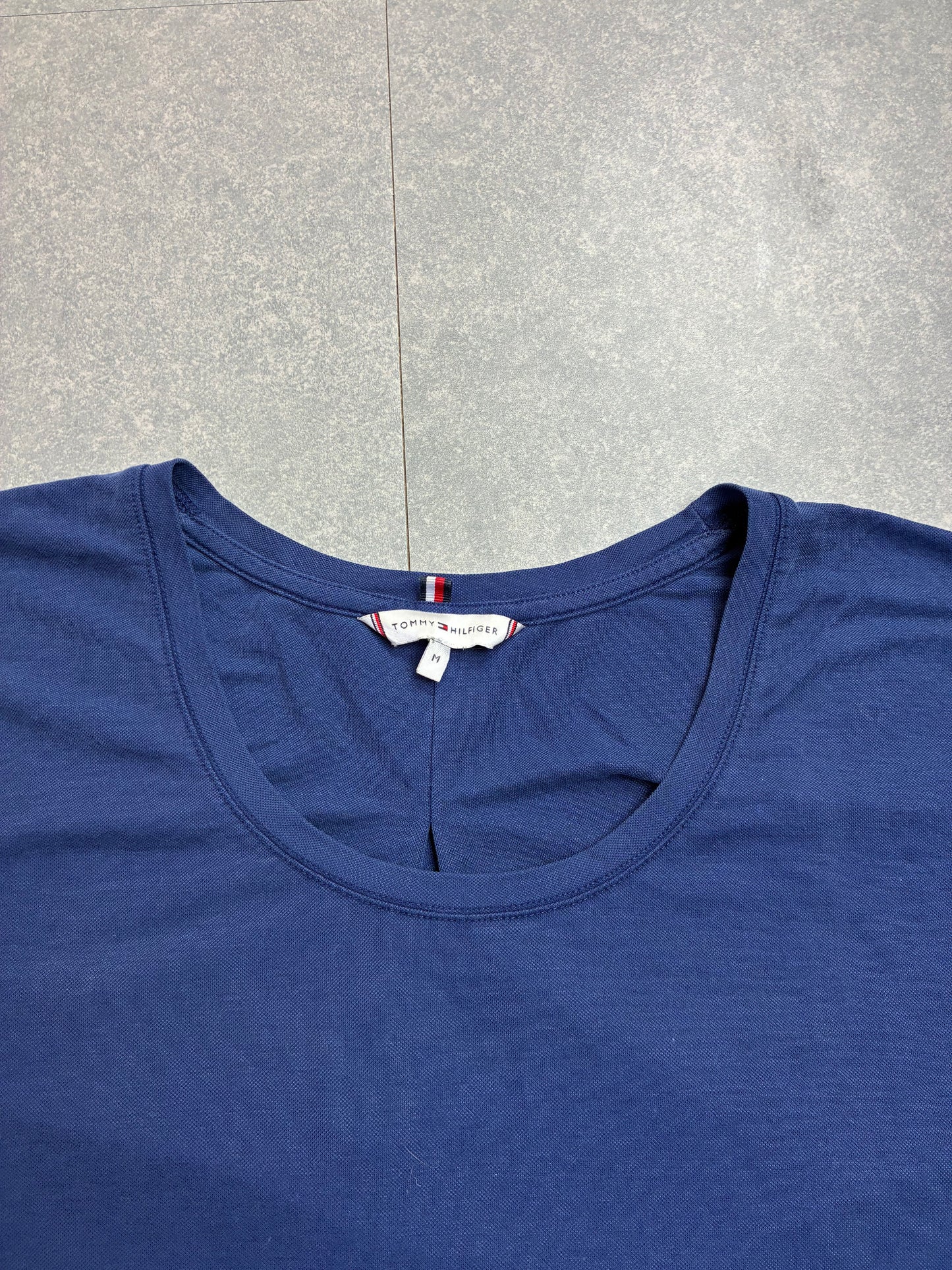 T-shirt Tommy Hilfiger Donna Blu Navy Essential – Taglia M, come nuova