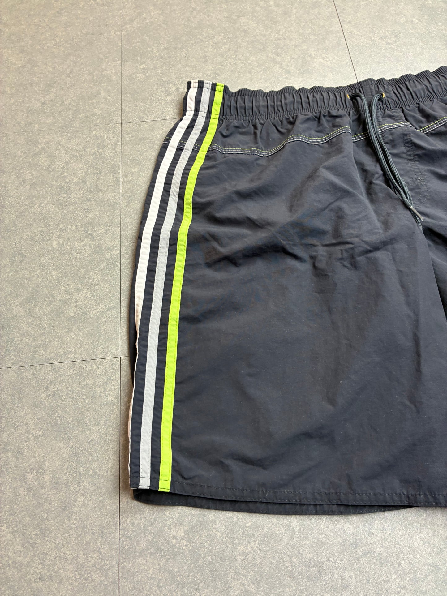 Costume da bagno Adidas blu navy con dettagli fluo – Taglia M