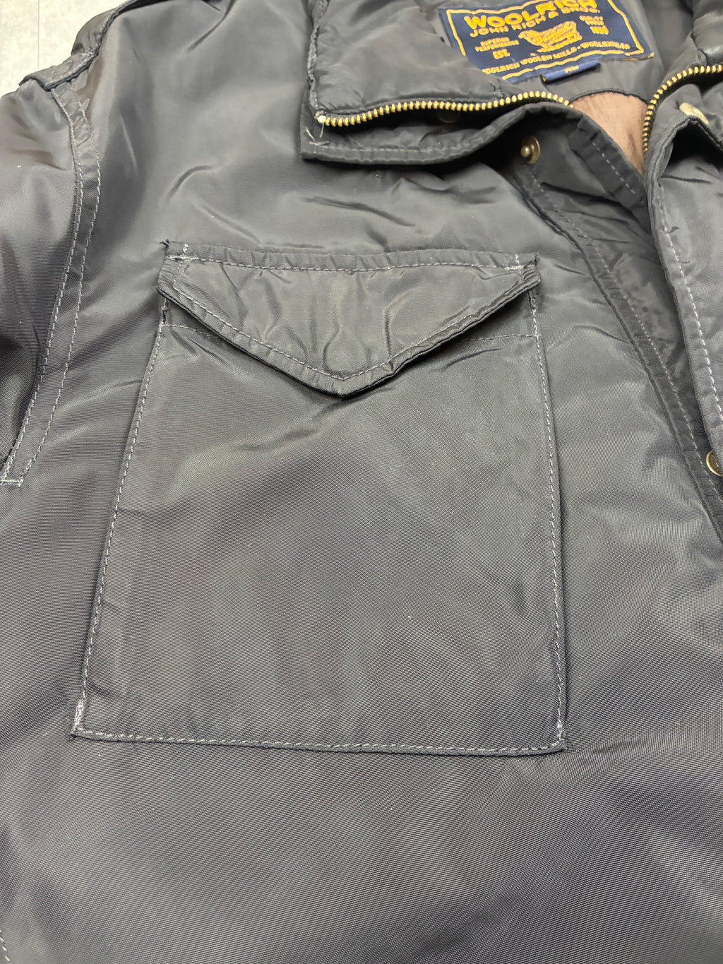 Woolrich John Rich & Bros — Giaccone tecnico Thermolite regolabile, colore nero.